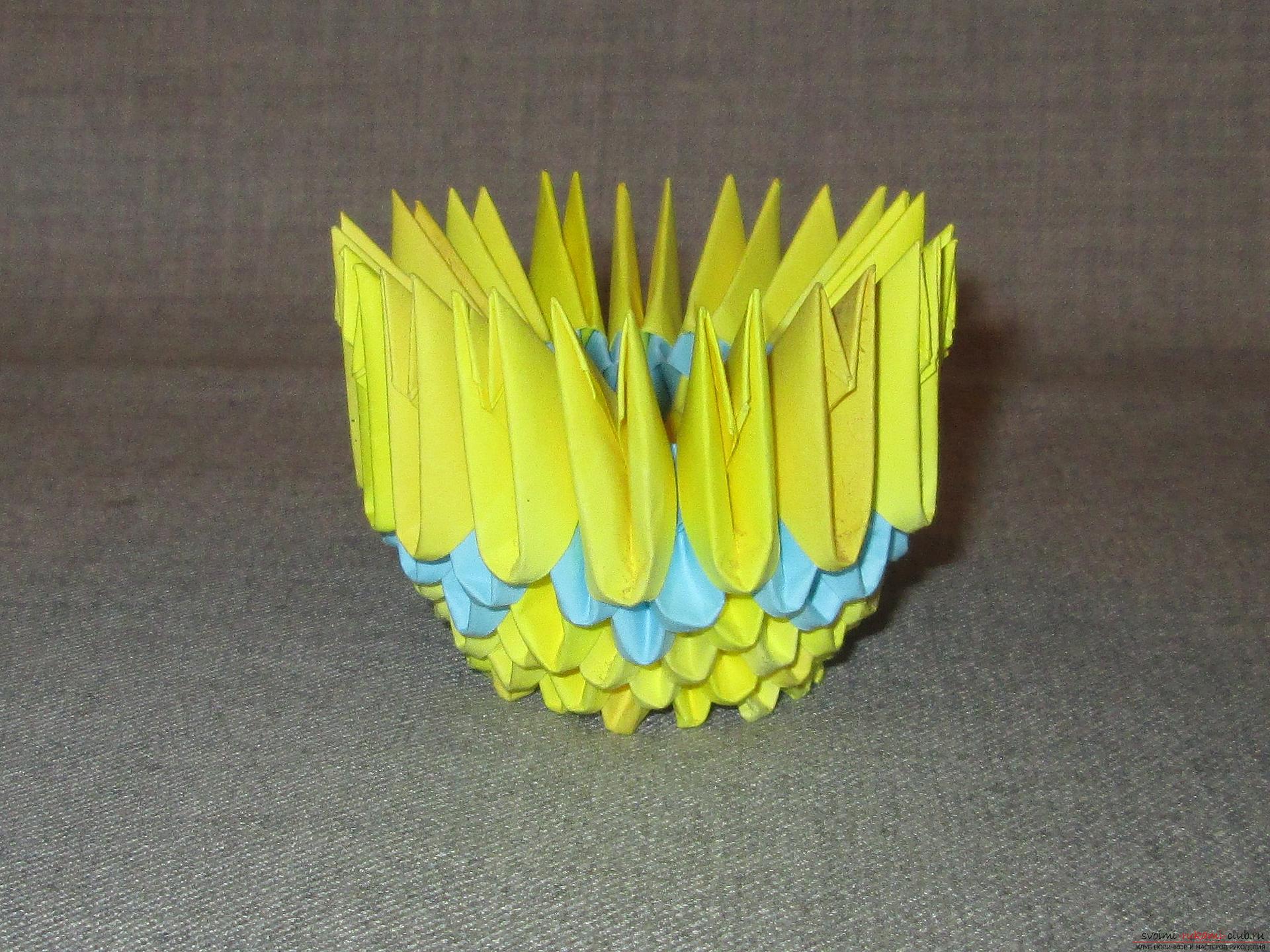 Модульное оригами ваза с цветами станет отличным подарком на 8 Марта, сделанным своими руками.. Фото №3